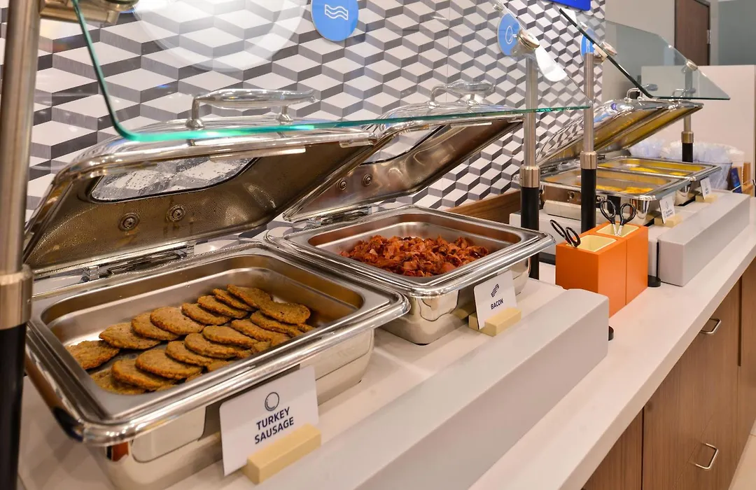 Holiday Inn Express & Suites Toronto Airport West By Ihg-1